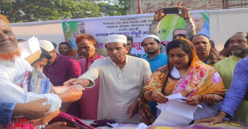 কর্ণফুলীতে অগ্নিকাণ্ডে ক্ষতিগ্রস্তদের মাঝে ভূমিমন্ত্রীর সহায়তা 